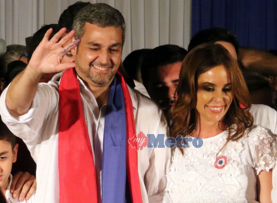 Mario Abdo Benitez (kiri) bersama isterinya, Silvana Lopez. FOTO EPA