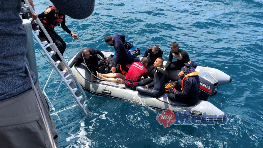 ANGGOTA penyelamat Thailand membawa mayat mangsa ot karam di perairan Phuket. FOTO EPA
