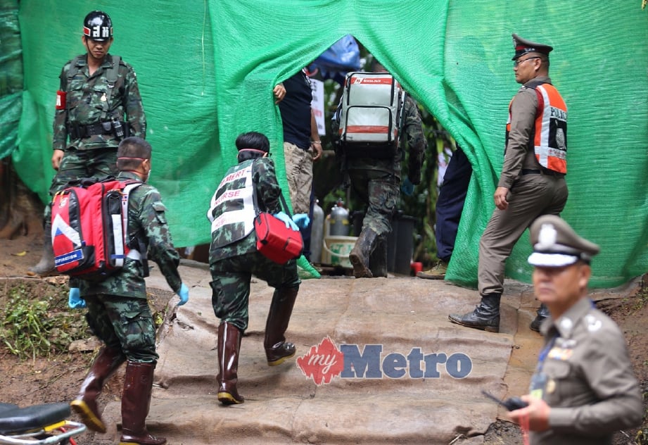 PEGAWAI perubatan tentera Thailand memasuki kawasan khas ketika persediaan operasi menyelamat. FOTO EPA-EFE/CHIANG RAI PR OFFICE