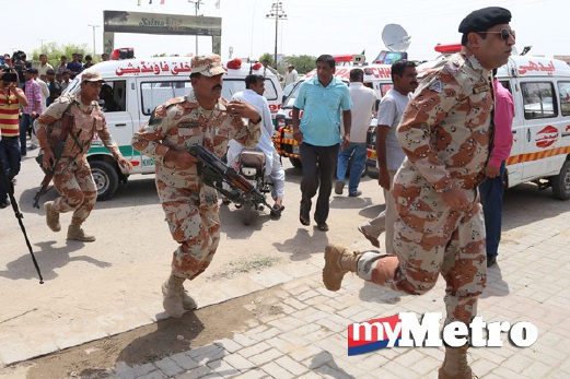 ANGGOTA tentera Pakistan di luar hospital menempatkan mangsa cedera akibat serangan sekumpulan lelaki bersenjata. FOTO EPA