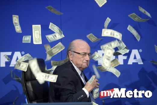 REAKSI Blatter selepas diganggu Brodkin yang membaling wang palsu ke arahnya. FOTO EPA