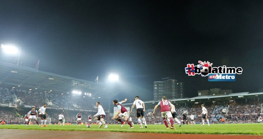 Perlawanan terakhir West Ham di Boleyn Ground menentang United berkesudahan dimenangi Hammers 3-2. FOTO AP 