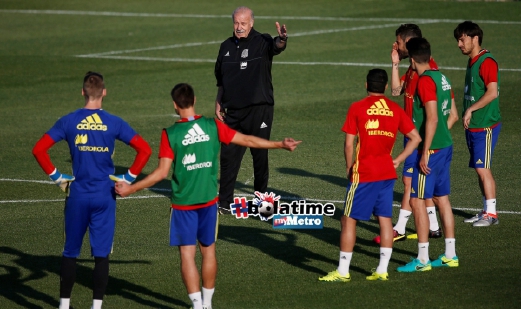 Del Bosque memberi arahan pada sesi latihan Sepanyol di kem latihan Las Rozas. FOTO REUTERS