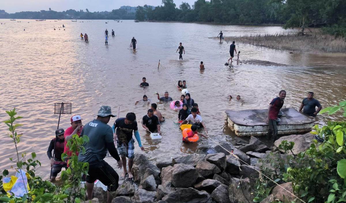 ORANG ramai mencari etak di dasar sungai Kampung Hujung Tanjung, Pulau Duyong. FOTO Malik Muhamad