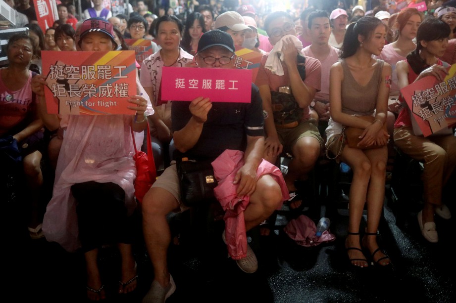 LEBIH 2,000 kru penerbangan wanita syarikat itu menyertai bantahan di luar ibu pejabat berhampiran Lapangan Terbang Antarabangsa Taoyuan. FOTO REUTERS