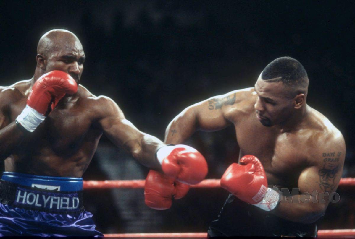Holyfield (kiri) dan Mike Tyson bertarung bagi kejuaraan WBA heavyweight di MGM Grand Garden pada tahun 1996. FOTO File Agensi
