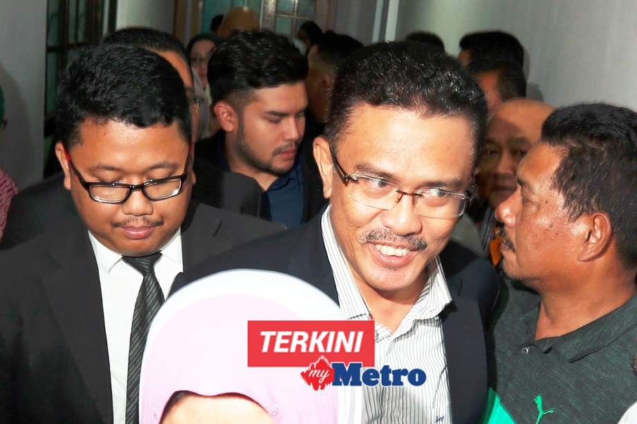 Abd Latif  bersama Ahmad Fauzan (berjambang) hadir ke mahkamah bagi sebutan semula bagi kes rasuah dan kes AMLA di Mahkamah Sesyen Johor Bahru. FOTO 