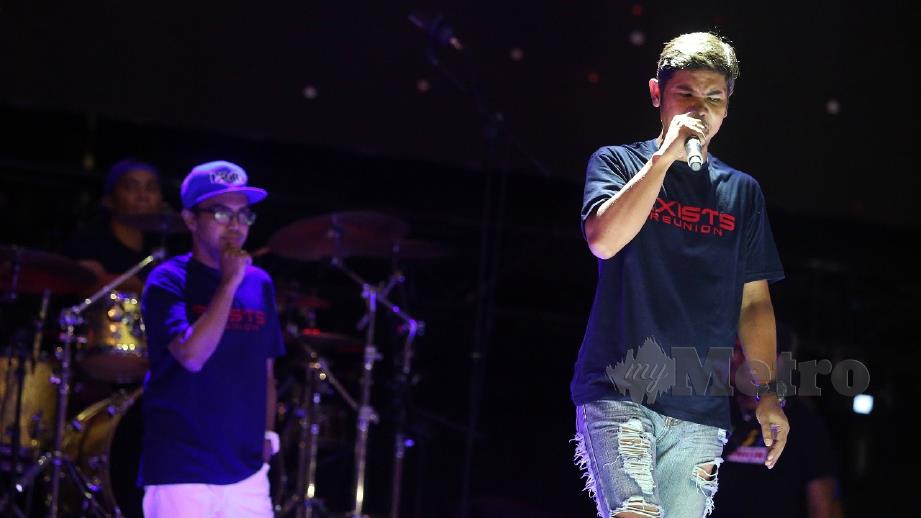 MAMAT dan Ezad dalam sesi ujian bunyi konsert Reunion Exists di Stadium Malawati Shah Alam malam ini. FOTO Saddam Yusoff