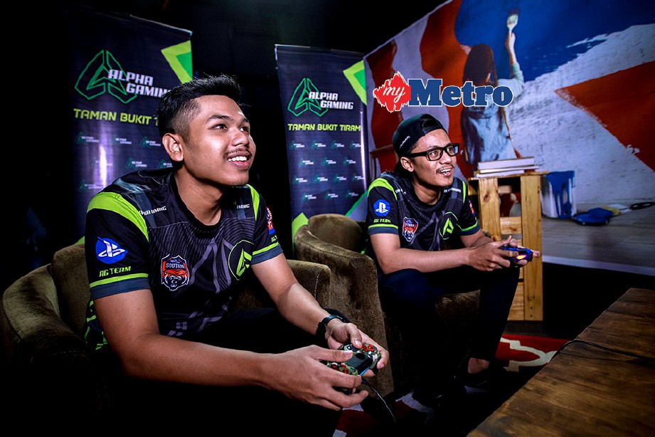 ATLET eSports negara, Muhammad Khairul Abdul Aziz (kanan) bersama Mohamad Nor Haikal Mohamad Noh (kiri) akan mewakili Malaysia dalam eSports ke Sukan Asia 2018.FOTO/ASYRAF HAMZAH