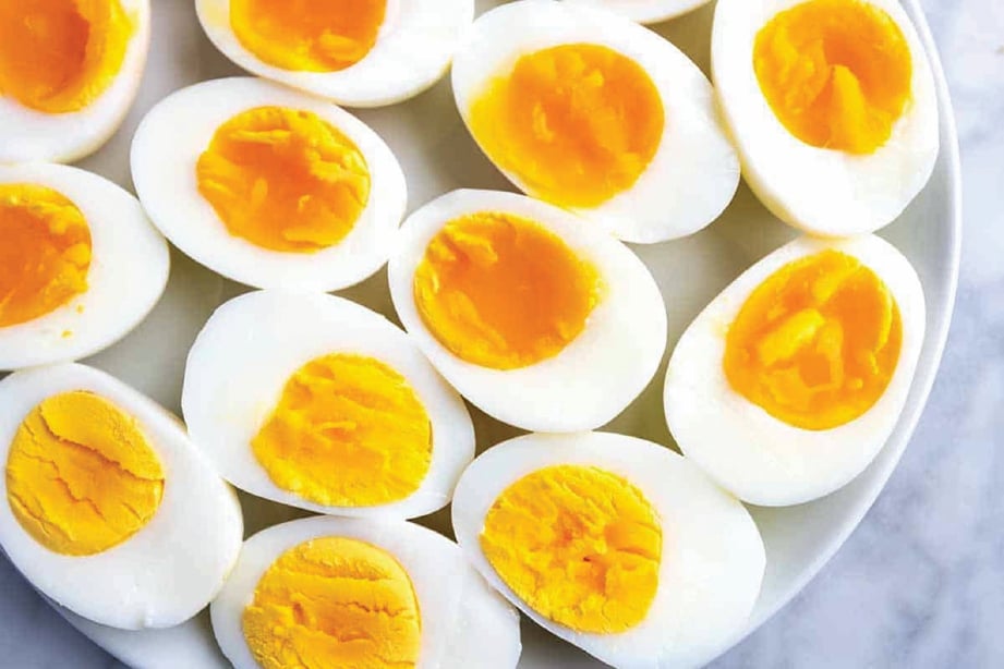 MAKAN telur yang dimasak sempurna bagi mengelak keracunan makanan.