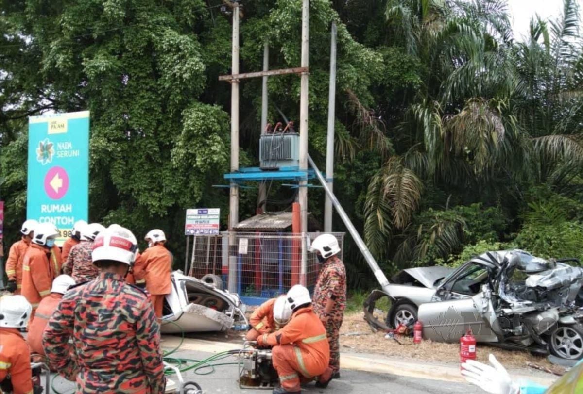 ANTARA kereta yang terbabit kemalangan membabitkan enam buah kenderaan di persimpangan lampu isyarat di Kilometer 15 Jalan Kuala Pilah - Simpang Pertang. FOTO ABNOR HAMIZAM
