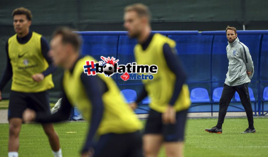 Jurulatih England, Gareth Southgate sedang memerhatikan pemainnya melakukan sesi latihan. Foto AFP 
