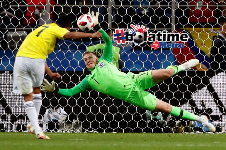 PENJAGA gol England, Jordan Pickford menyelamatkan sepakan penalti pemain Colombia, Carlos Bacca untuk membawa England ke suku akhir. Foto EPA-EFE 