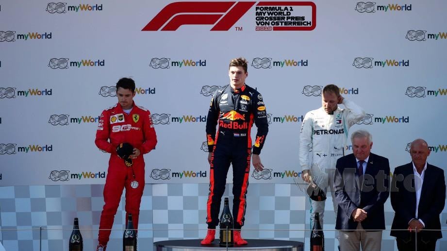 Verstappen (tengah) bersama Leclerc (kiri) dan Bottas (kanan) di atas podium GP Austria. FOTO REUTERS