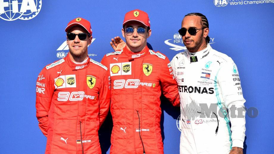 Leclerc (tengah) bersama Vettel (kiri) dan Hamilton. FOTO REUTERS 