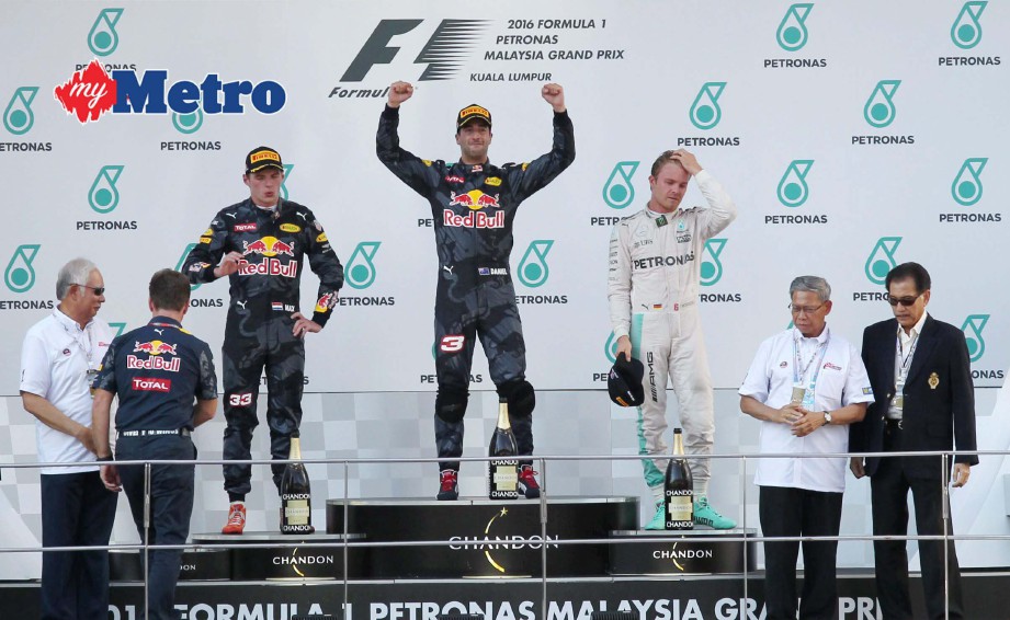 Perdana Menteri, Datuk Seri Najib Razak (kiri) menyampaikan trofi kepada Ricciardo selepas perlumbaan di Sepang.FOTO NSTP/MOHAMAD SHAHRIL 