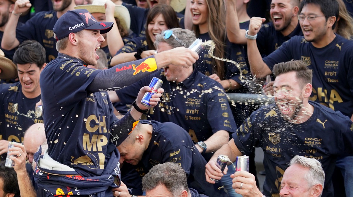 VERSTAPPEN meraikan kejayaan Red Bull bersama semua staf pasukan. FOTO AP