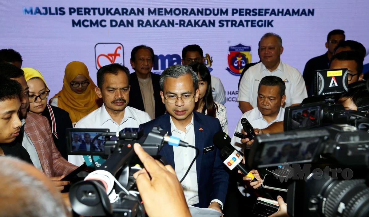 Fahmi Fadzil ketika sidang media selepas  sesi pertukaran memorandum persefahaman sempena Persidangan Pusat Ekonomi Digital (PEDi) MADANI 2023 di Putrajaya. FOTO MOHD FADLI HAMZAH