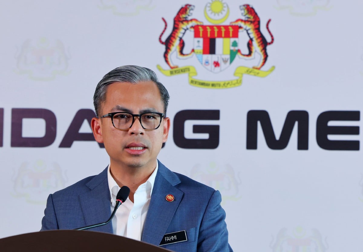 Menteri Komunikasi merangkap jurucakap Kerajaan Perpaduan Fahmi Fadzil ketika sidang media selepas mesyuarat Pasca Kabinet di kementeriannya hari ini. FOTO BERNAMA