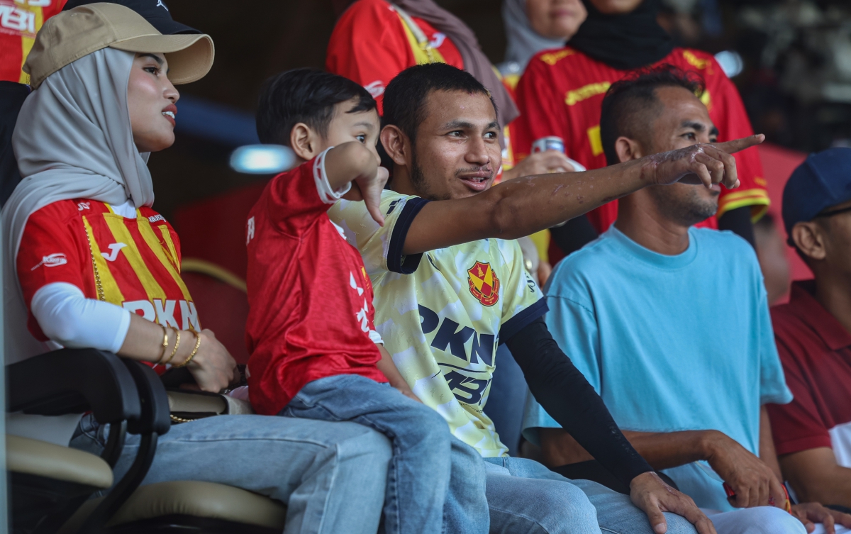 FAISAL bersama keluarga hadir memberi sokongan moral kepada Selangor FC ketika menentang Negeri Sembilan FC (NSFC) di Stadium Bola Sepak Petaling Jaya hari ini. FOTO Bernama