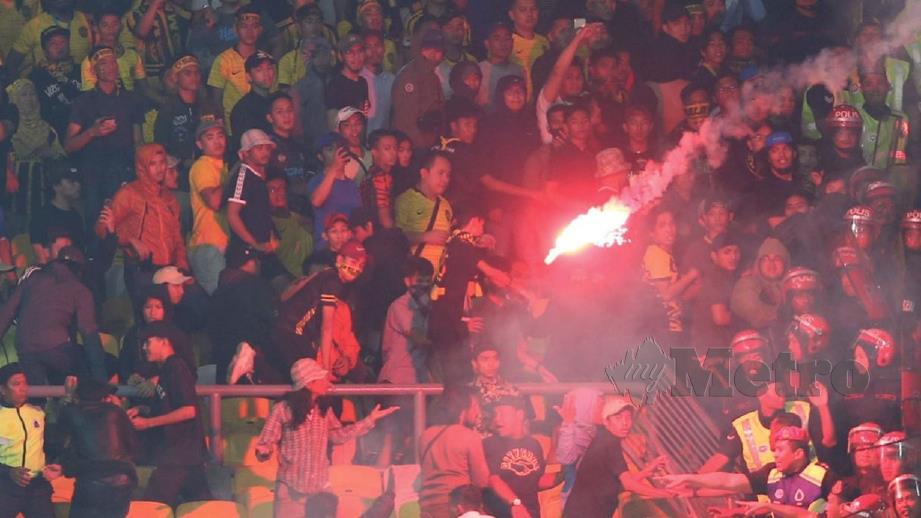 Penyokong Malaysia dibaling suar ketika pasukan negara menewaskan Indonesia di Stadium Nasional Bukit Jalil, Kuala Lumpur. FOTO fail NSTP/MOHAMAD SHAHRIL BADRI SAALI