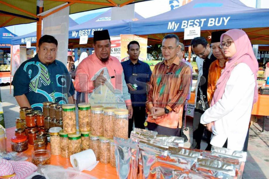 Fauzi (dua dari kiri) melawat gerai jualan My Best Buy di My Farm Outlet, Chendering, Kuala Terengganu, hari ini. FOTO Ihsan FAMA