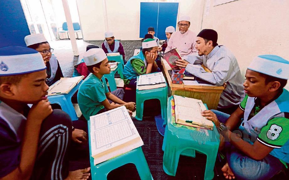 HUSSIN (tiga dari kanan) melihat pelajar menghafal al-Quran di Akademi Al-Quran Amalillah di Kampung Tebakang Bukit Payong. FOTO Ghazali Kori