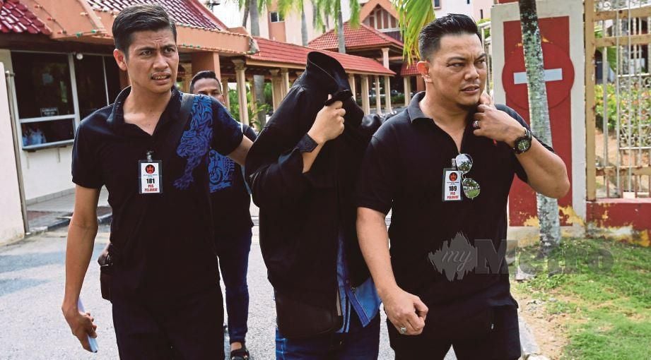 FARABI Ahmad (tengah) didenda RM100,000 oleh Mahkamah Sesyen Kuala Terengganu, hari ini selepas didapati bersalah mengendalikan klinik perubatan swasta tanpa pendaftaran sah, dua tahun lalu. FOTO Ghazali Kori.