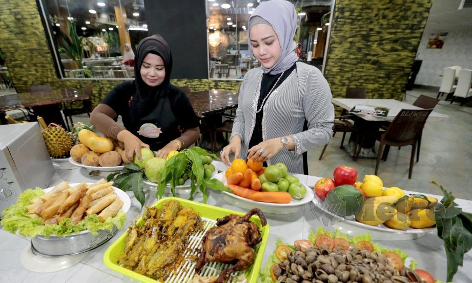 FARA Sharina (kanan) bersama pekerjanya menyediakan pelbagai jenis colek di kedainya di Lundang, Kota Bharu. FOTO Fathil Asri.