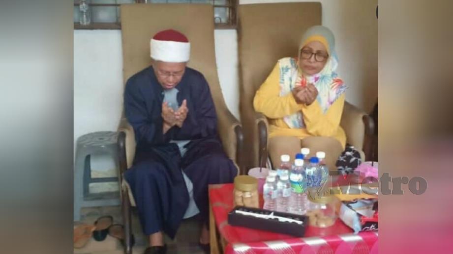 DR Zulkifli membacakan doa ketika melawat Fauziah dan anak arwah Pitt Hanif. FOTO Instagram Datuk Seri Dr Zulkifli Mohamad al-Bakri