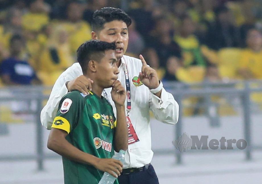 FAYADH (kiri) mendengar arahan Aidil pada aksi final Sabtu lalu. FOTO Mohd Yusni Ariffin