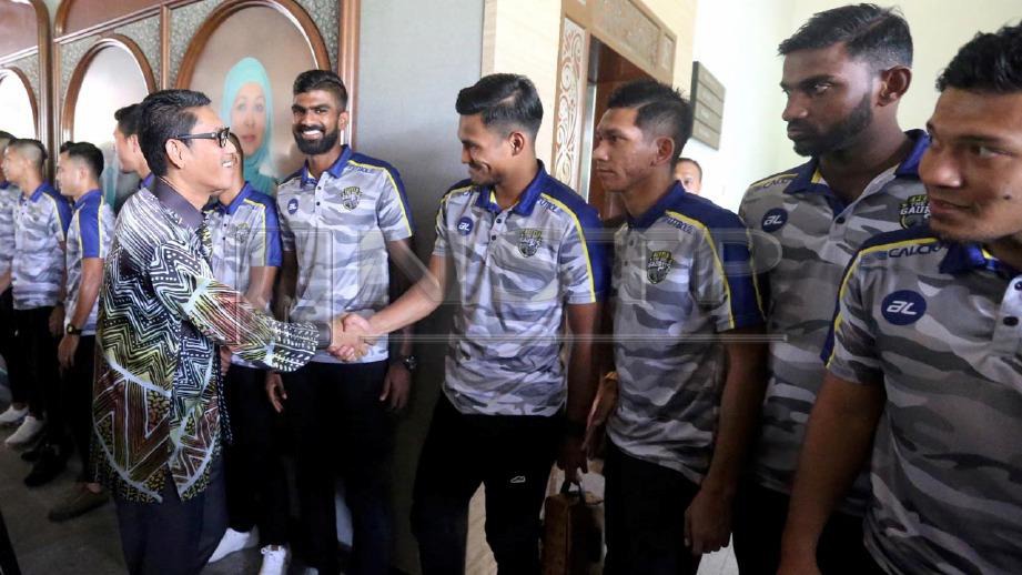 Faizal (kiri) bersalaman dengan pemain Perak. FOTO MUHAIZAN YAHYA