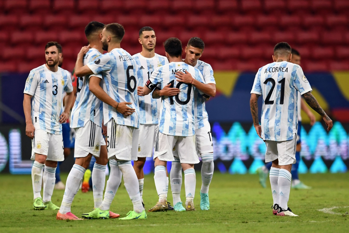 PEMAIN Argentina meraikan kemenangan ke atas Paraguay.  FOTO AFP 