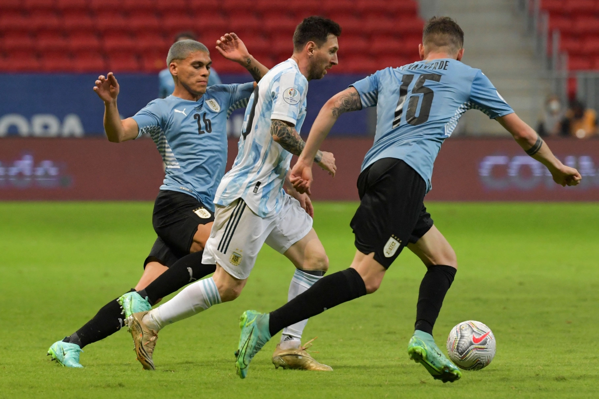 MESSI dikawal ketat dua pemain Uruguay. FOTO AFP  