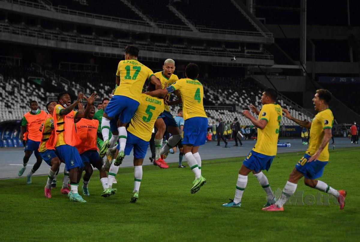 BARISAN pemain Brazil meraikan kejayaan menewaskan Colombia. FOTO AFP