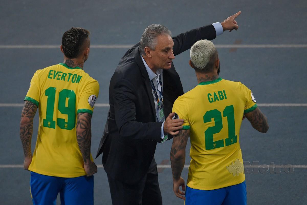 TITE mengarahkan sesuatu kepada pemain Brazil, Gabriel Barbosa (kanan) ketika bertemu Colombia. FOTO AFP