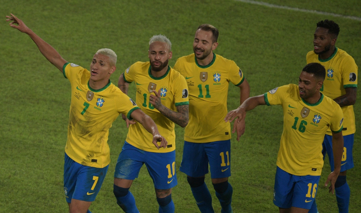 PEMAIN Brazil meraikan kemenangan. FOTO AFP 