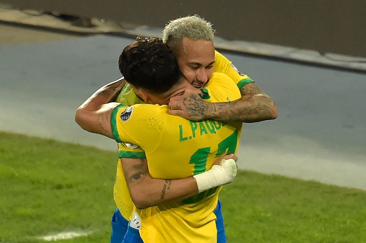NEYMAR memeluk Paqueta yang meledak gol kemenangan Brazil. FOTO AFP  