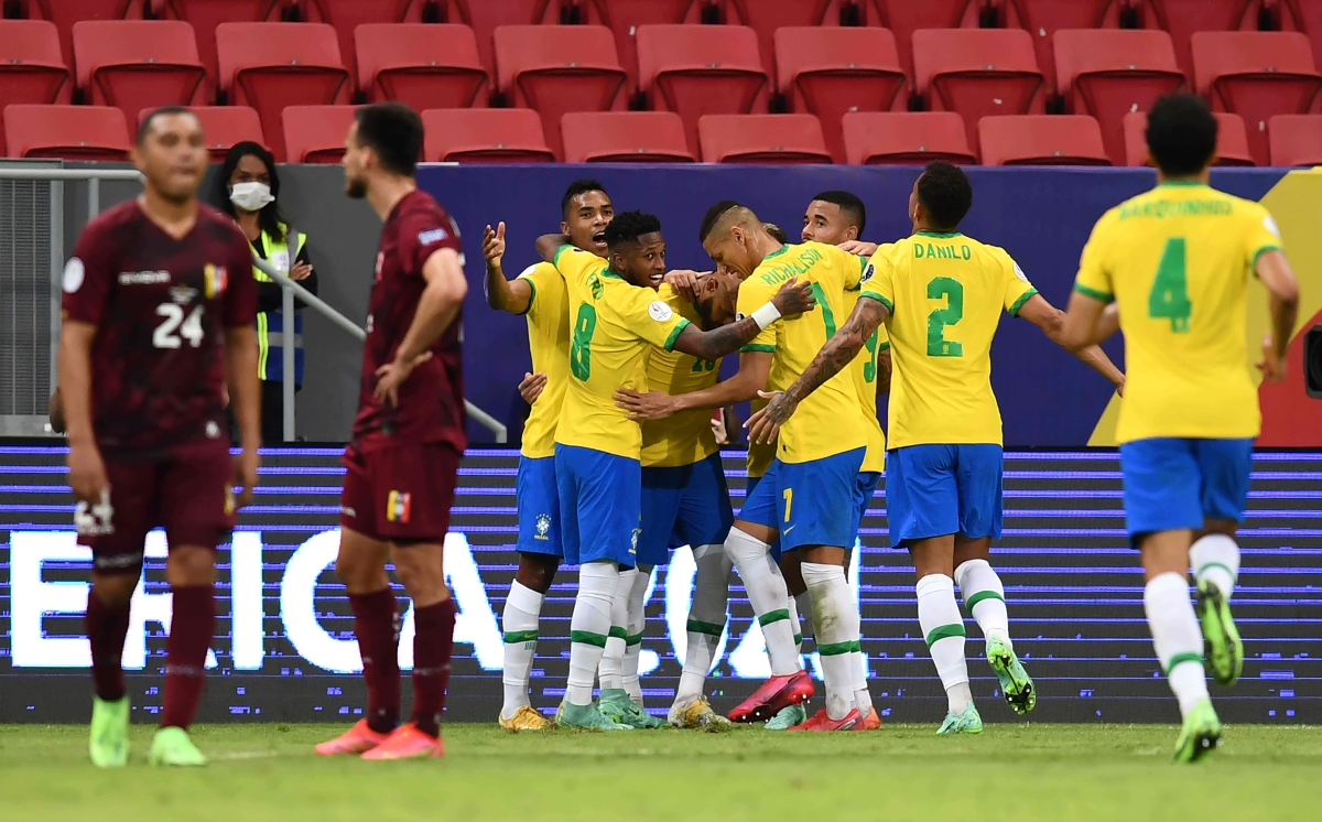 PEMAIN Brazil meraikan kemenangan selepas menewaskan Venezuela sebentar tadi. FOTO AFP 