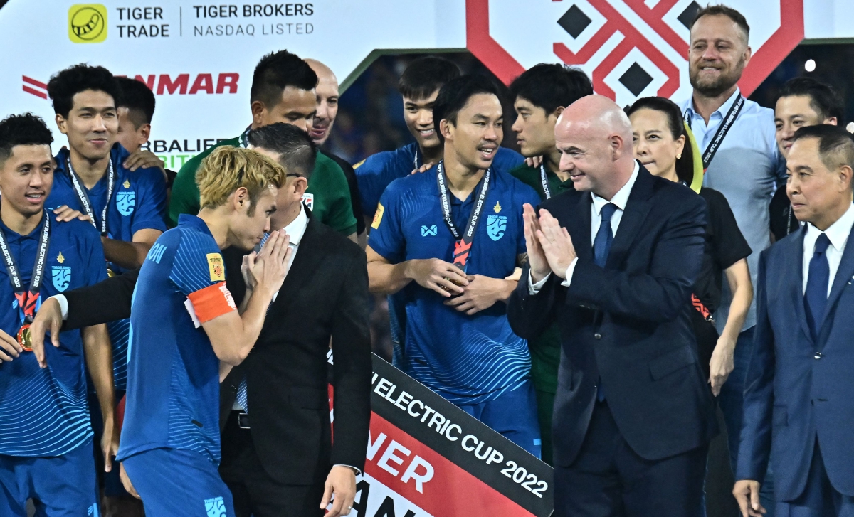INFANTINO meraikan pemain Thailand yang muncul juara Piala AFF di Bangkok.   