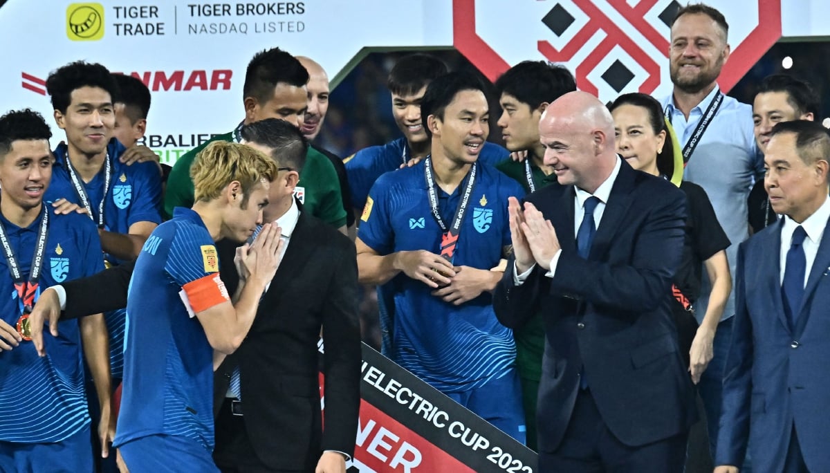 INFANTINO (dua dari kanan) memberi tepukan kepada pemain Thailand yang muncul juara Piala AFF di Bangkok, Isnin lalu. FOTO AFP 