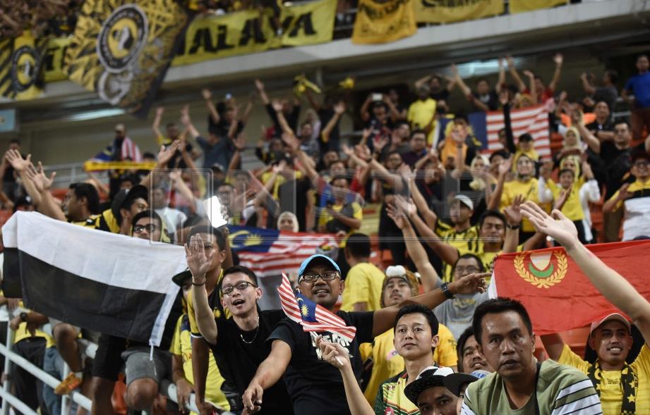 PENYOKONG meraikan kemenangan Malaysia di Stadium Rajamangala, Bangkok, semalam. Foto AFP