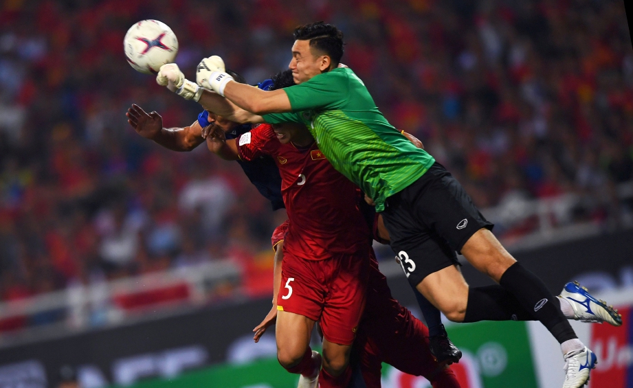 PENJAGA gol Vietnam, Dang Van Lam (kanan). FOTO AFP
