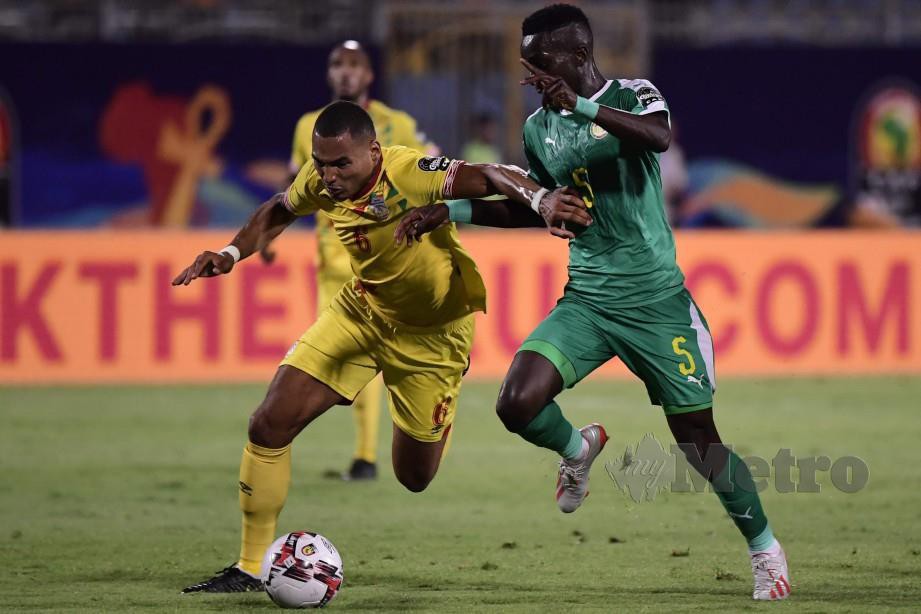 Pemain pertahanan Benin Olivier Verdon (kiri) menghalang pemain Senegal, Idrissa Gueye dalam aksi Piala Negara Afrika. FOTO AFP