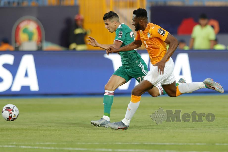 Aksi pemain pertahanan Algeria, Youcef Atal (kiri) ketika berdepan pemain Ivory Coast pada peringkat suku akhir Piala Negara Afrika, semalam. FOTO AFP