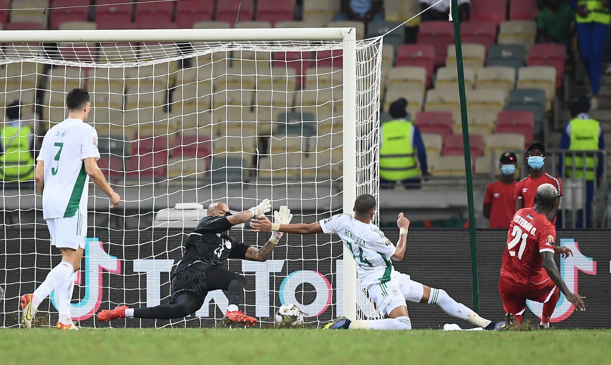 AKSI  Obiang (kanan) menjaringkan gol kemenangan pasukannya ke atas Algeria di  Douala.