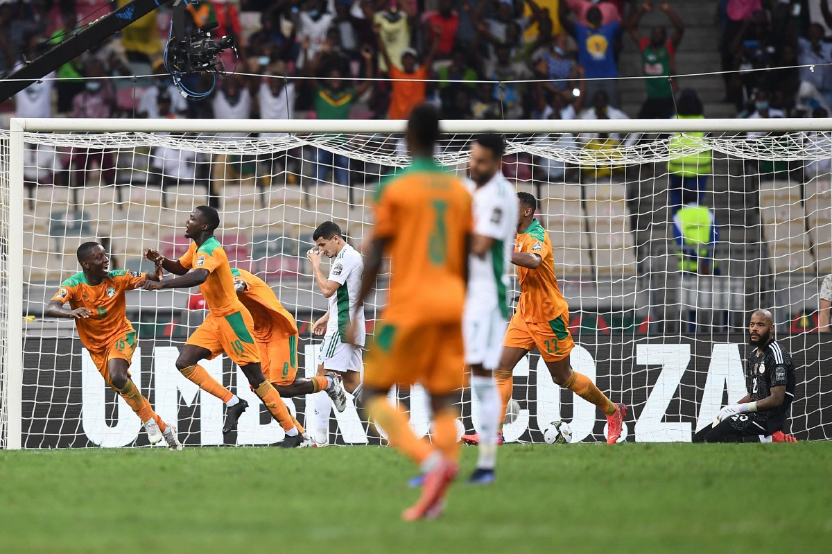 Penyerang Ivory Coast, Nicolas Pepe (dua kiri) meraikan jaringan berdepan Algeria dalam aksi Piala Negara Afrika. FOTO AFP 