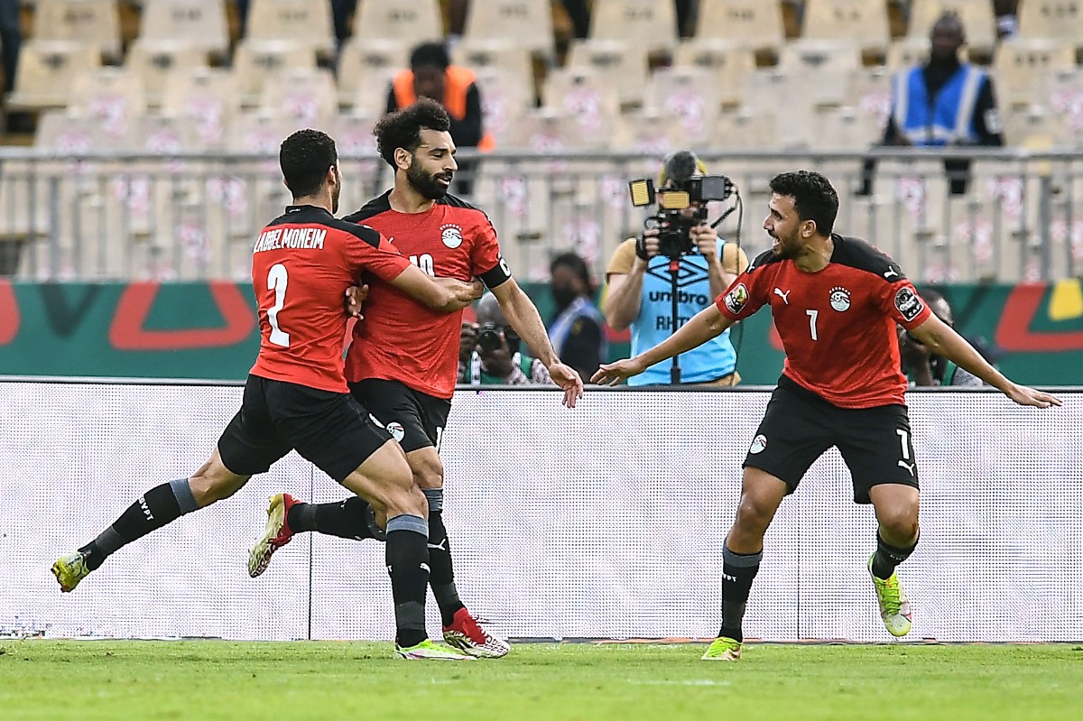 Penyerang Mesir, Mohamed Salah (tengah) meraikan jaringannya ketika berdepan Maghribi dalam saingan Piala Negara Afrika. FOTO AFP