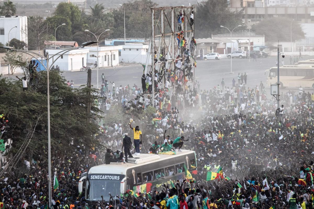 JUTAAN rakyat Senegal berpesta raikan kejayaan Senegal. -FOTO AFP 