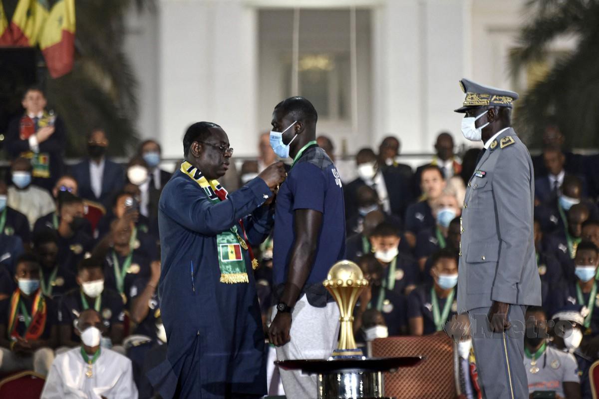 SALL (kiri) memberi anugerah kepada pertahanan Senegal Kalidou Koulibaly. -FOTO AFP 